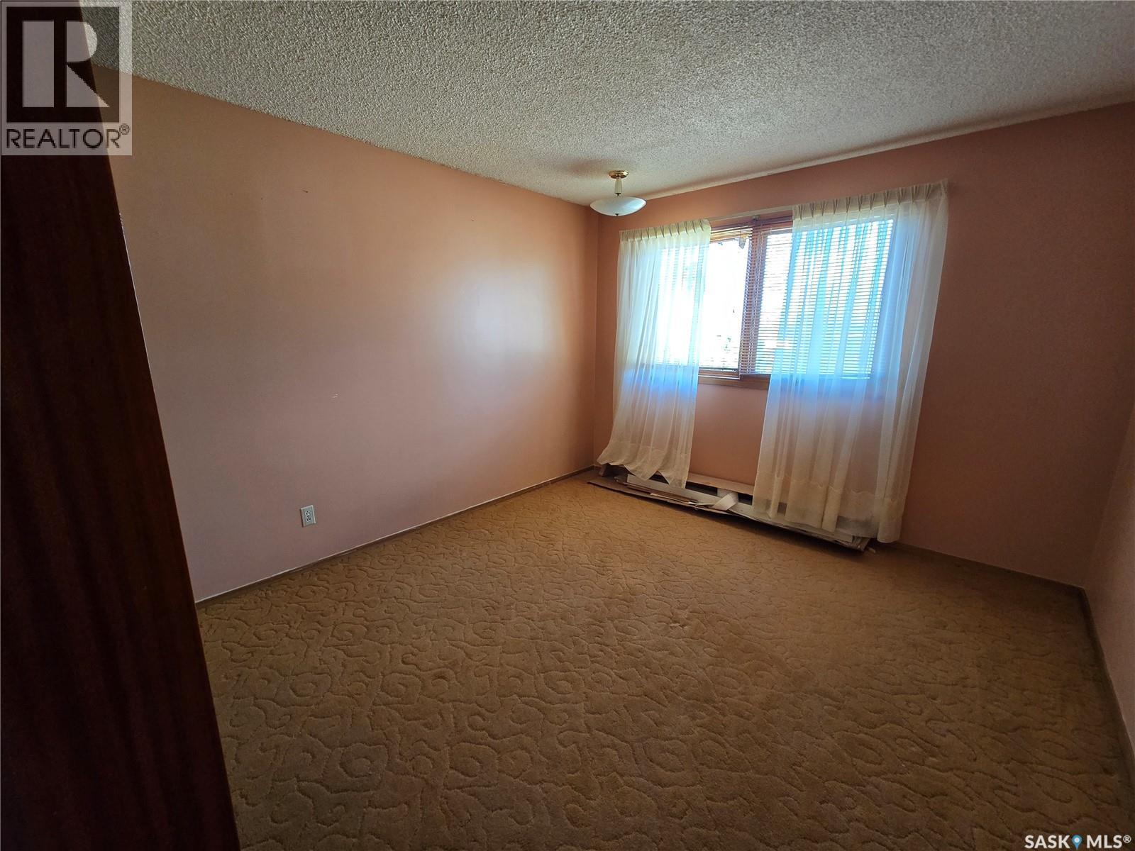 Photo 14 of 204 1st Avenue Sw, Swift Current SK