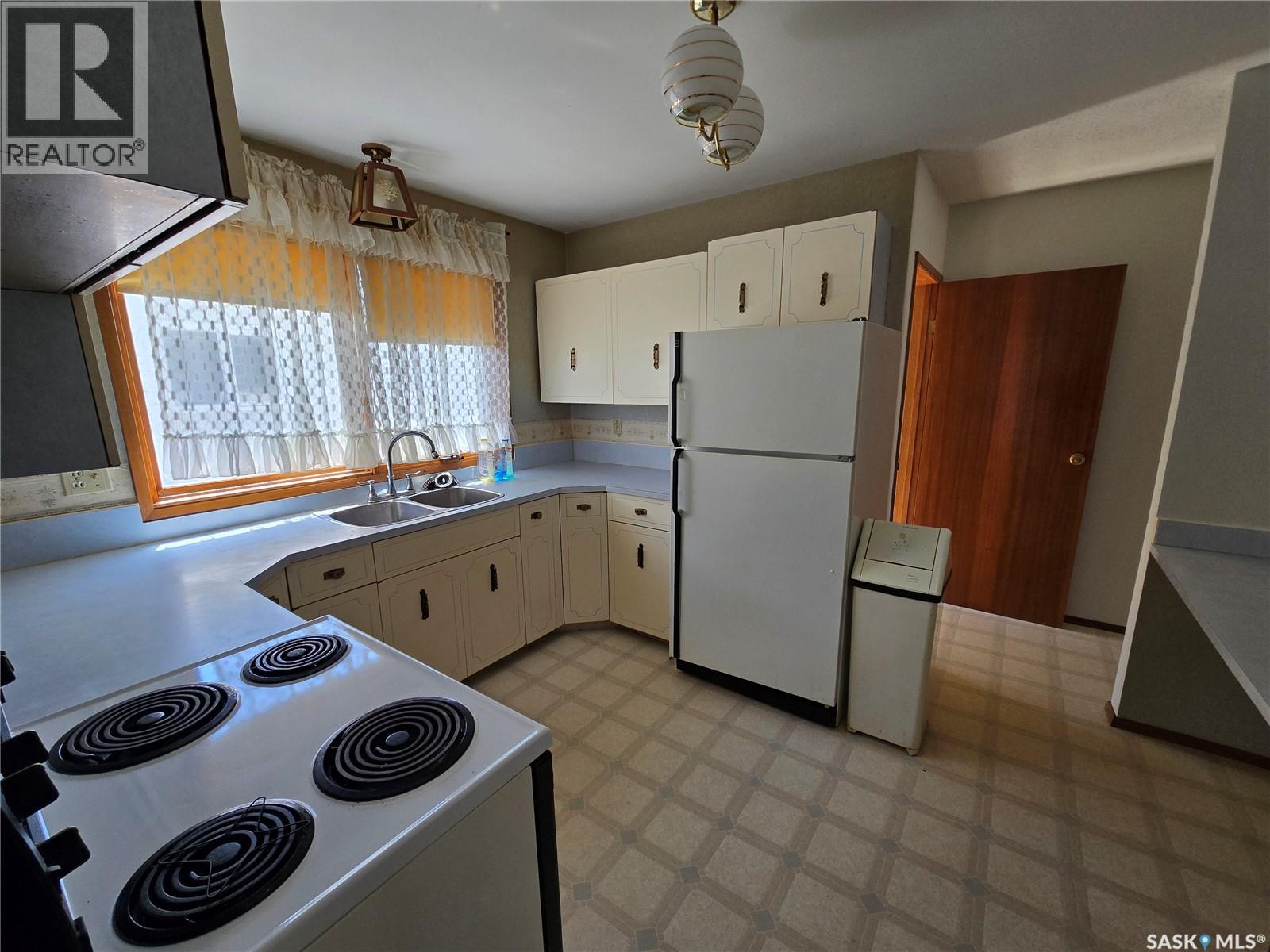 Photo 7 of 204 1st Avenue Sw, Swift Current SK