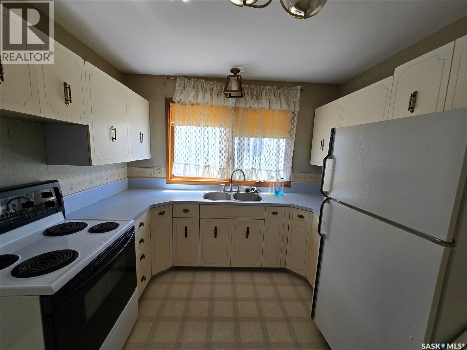 Photo 8 of 204 1st Avenue Sw, Swift Current SK