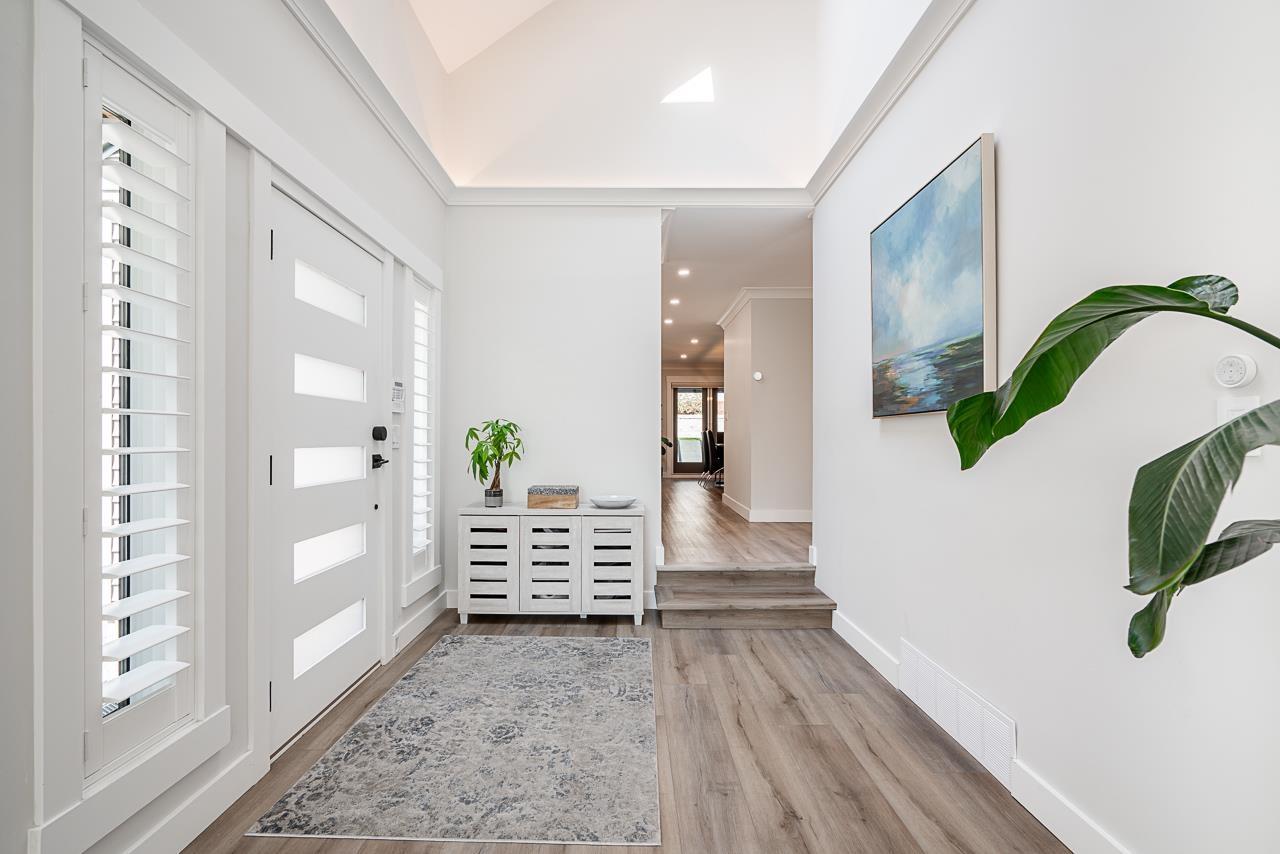 Photo 4 of 15807 Columbia Avenue, White Rock BC