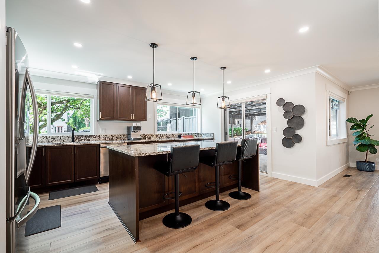 Photo 9 of 15807 Columbia Avenue, White Rock BC