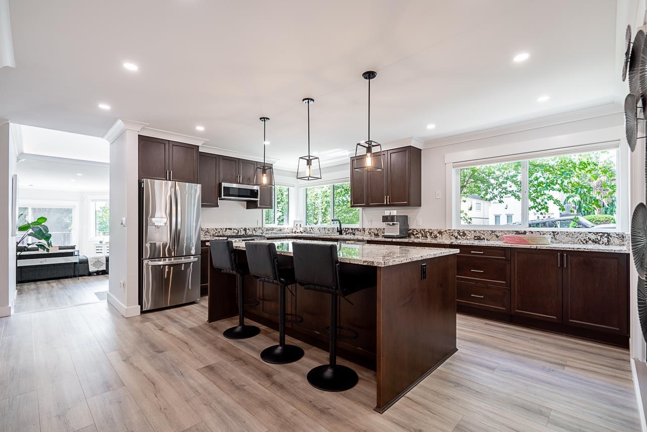 Photo 13 of 15807 Columbia Avenue, White Rock BC