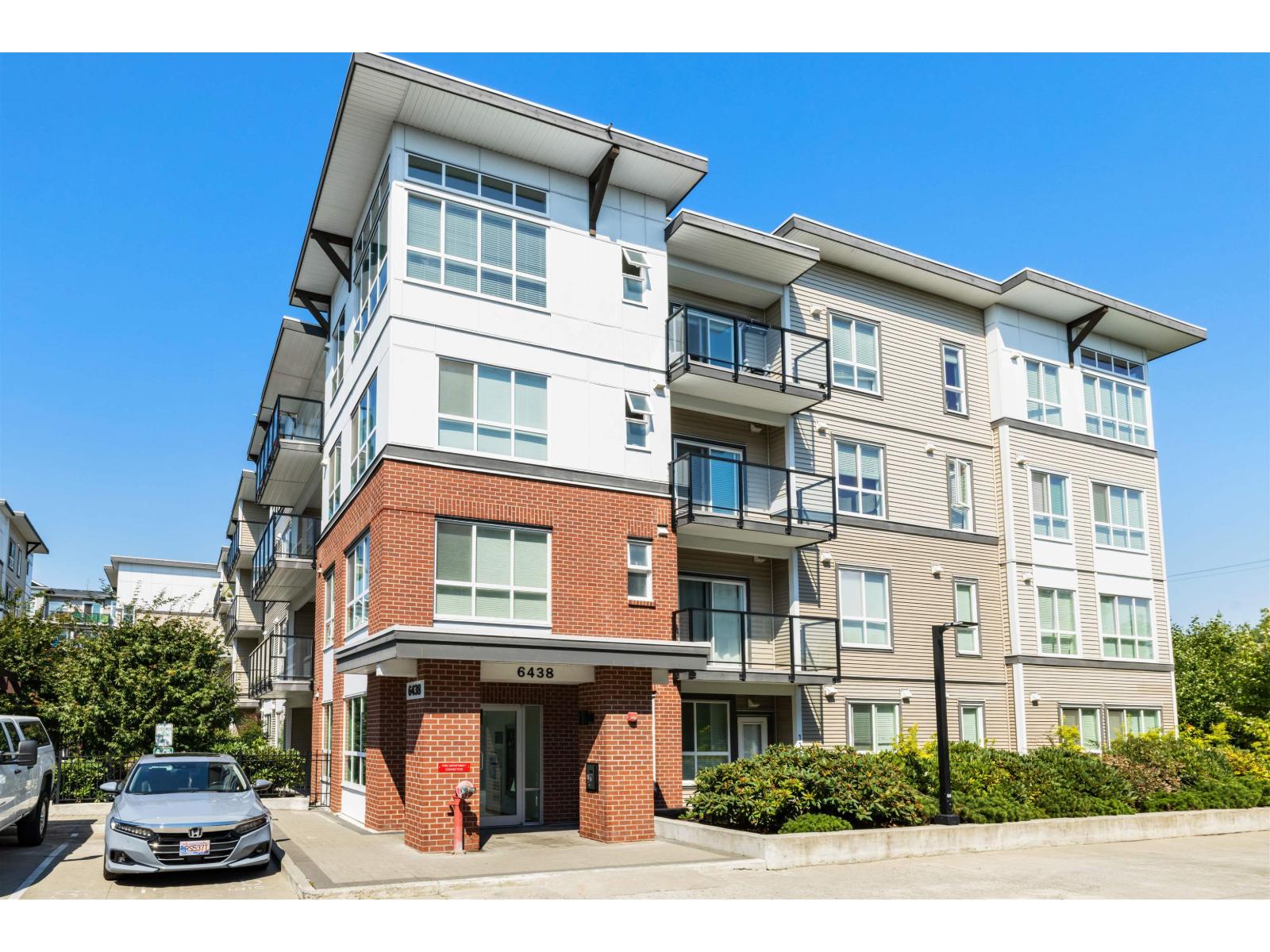 Photo 1 of 415 6438 195 A Street, Surrey BC
