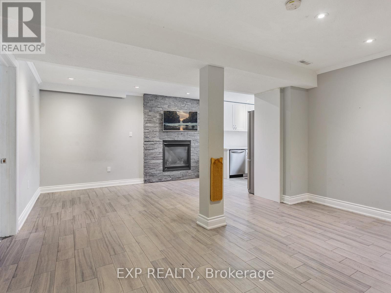 Photo 11 of 146 Weldrick Road W, Richmond Hill ON