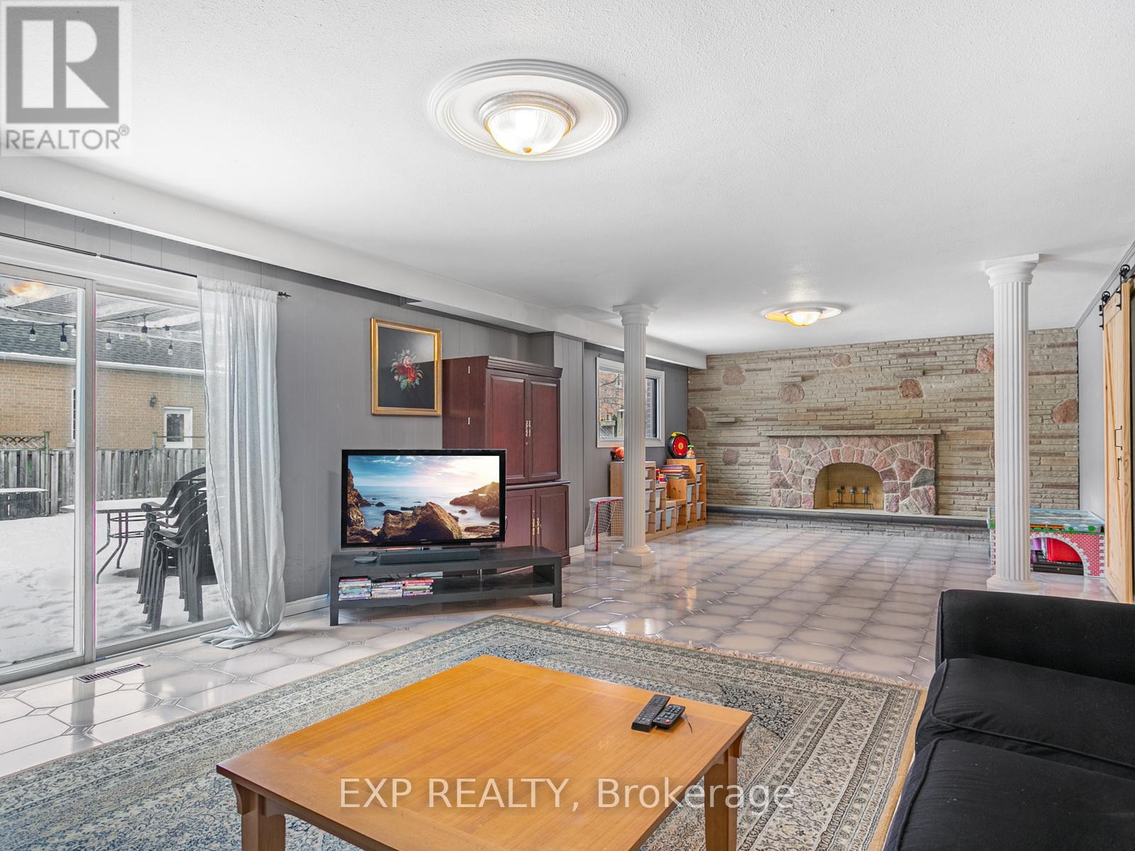 Photo 13 of 146 Weldrick Road W, Richmond Hill ON
