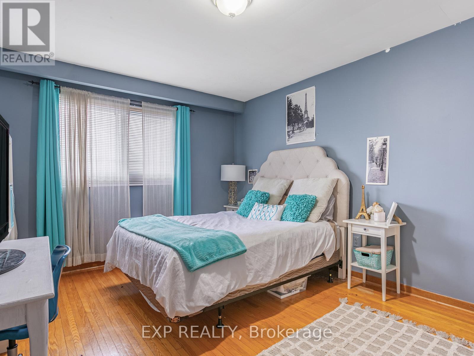 Photo 18 of 146 Weldrick Road W, Richmond Hill ON