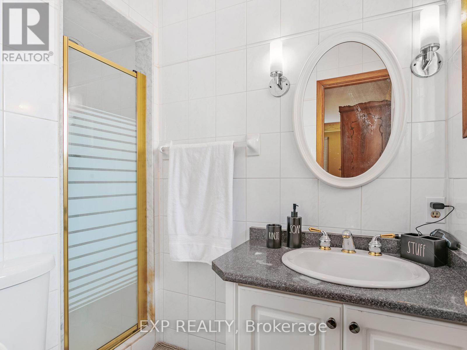 Photo 24 of 146 Weldrick Road W, Richmond Hill ON