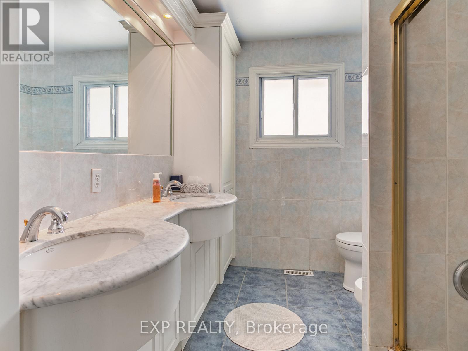 Photo 25 of 146 Weldrick Road W, Richmond Hill ON