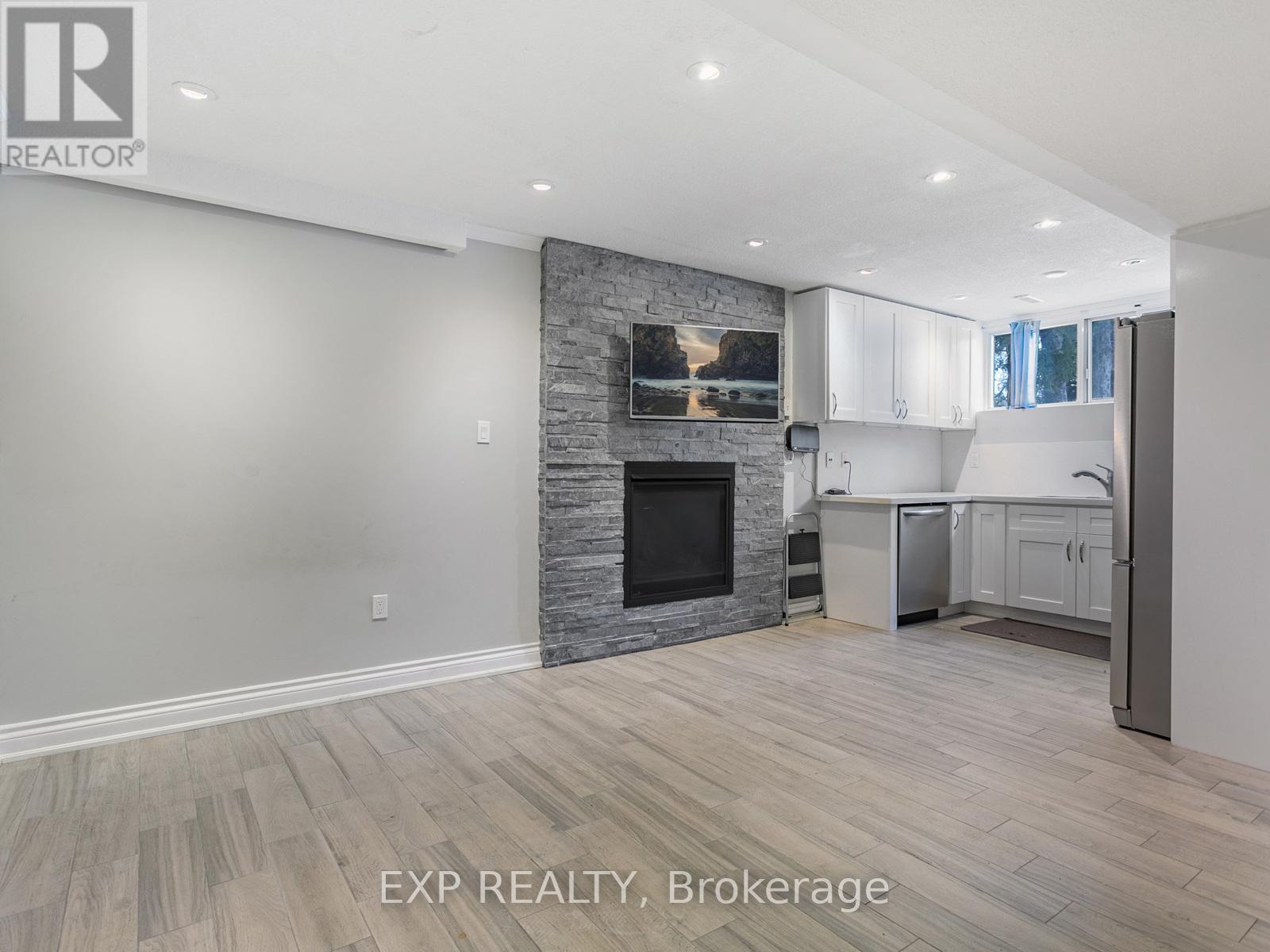 Photo 4 of 146 Weldrick Road W, Richmond Hill ON
