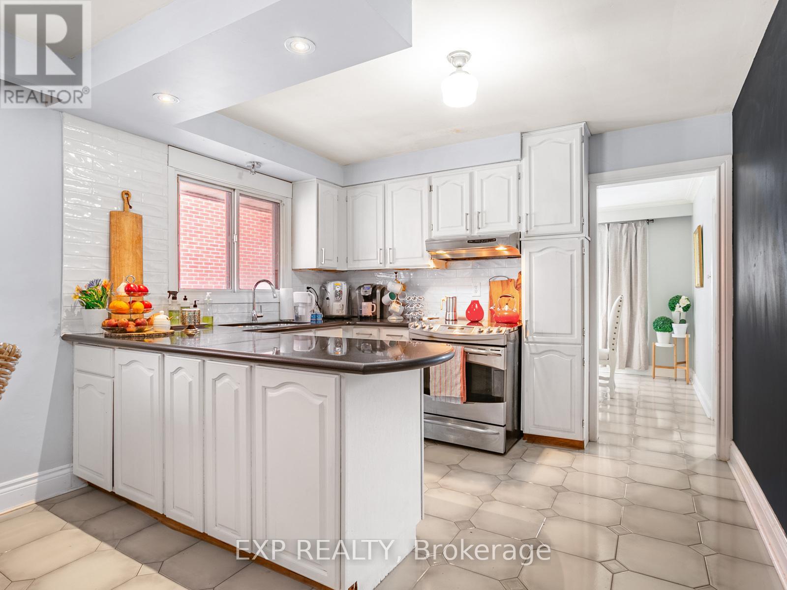 Photo 5 of 146 Weldrick Road W, Richmond Hill ON