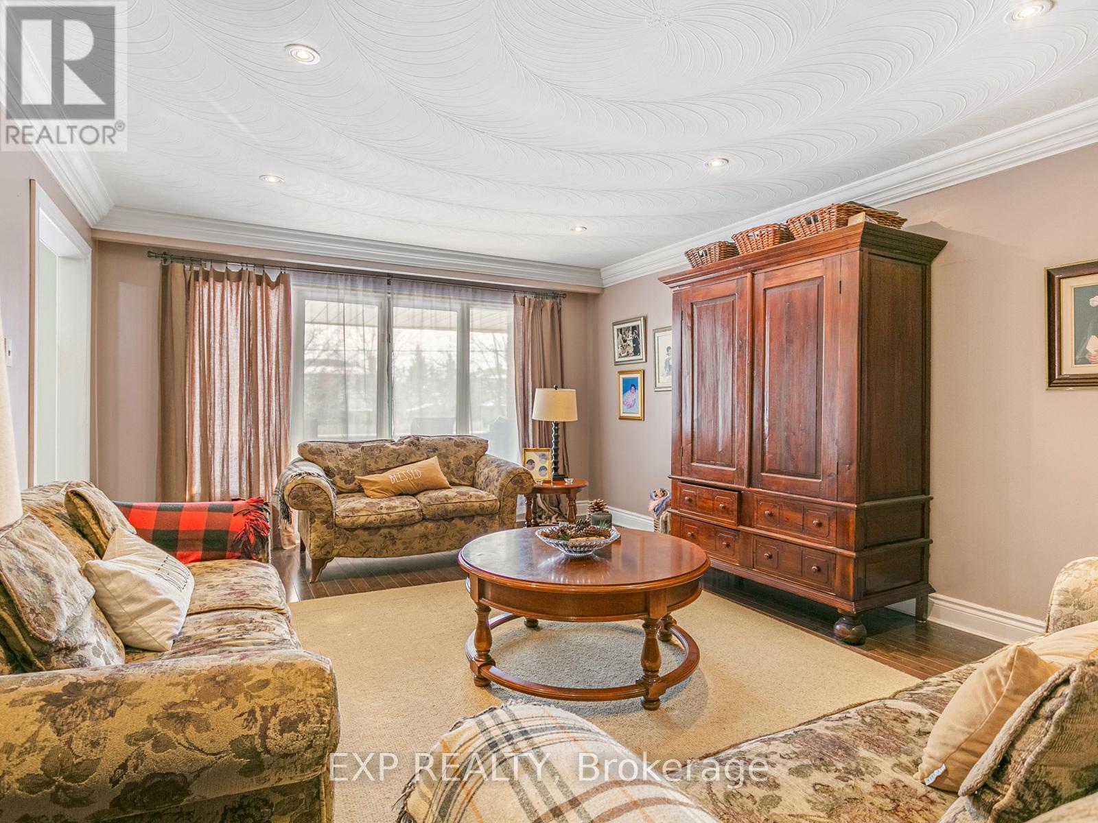 Photo 7 of 146 Weldrick Road W, Richmond Hill ON