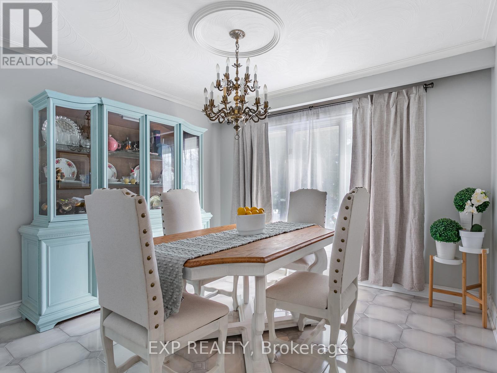 Photo 8 of 146 Weldrick Road W, Richmond Hill ON