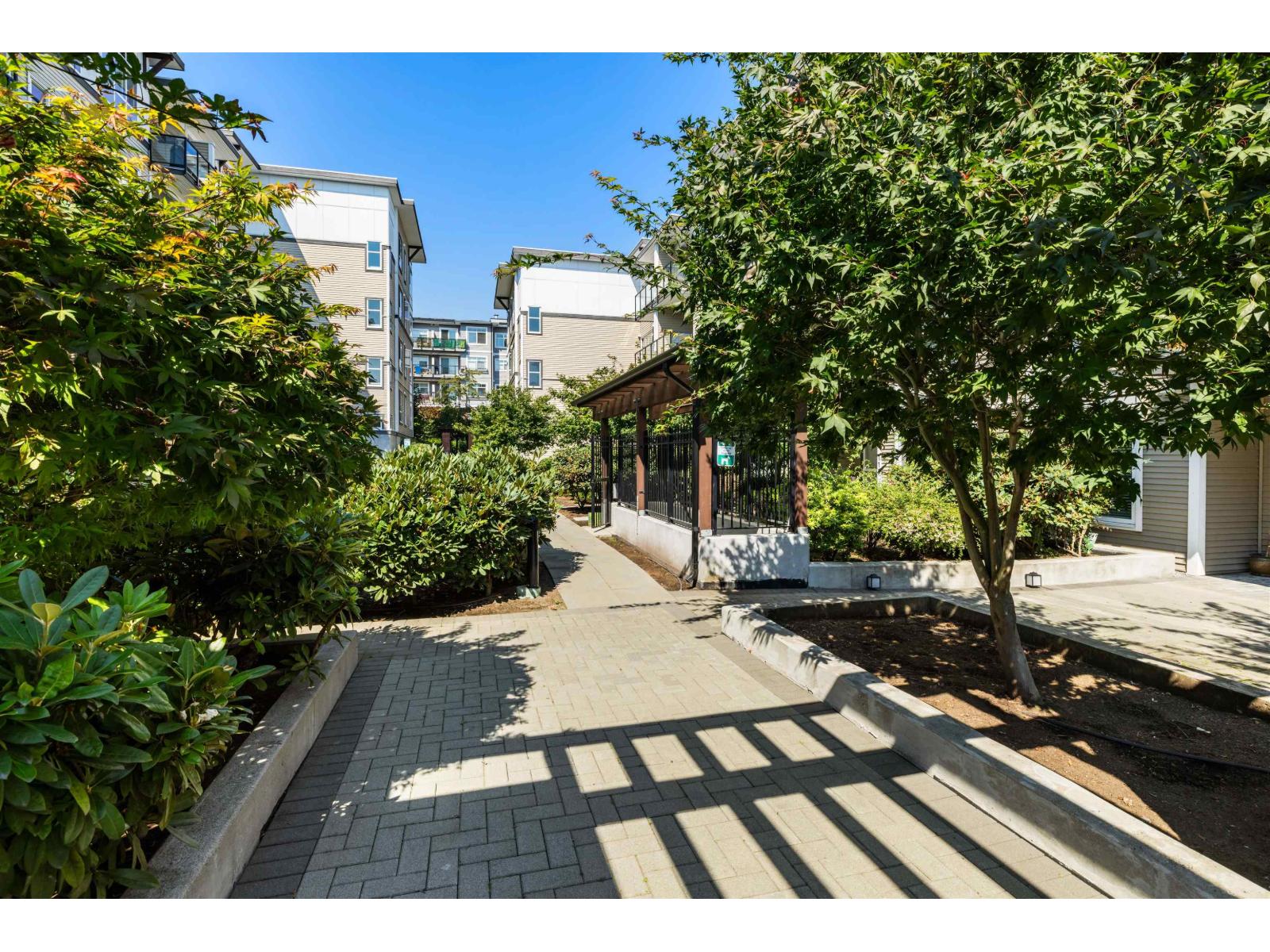 Photo 2 of 415 6438 195 A Street, Surrey BC