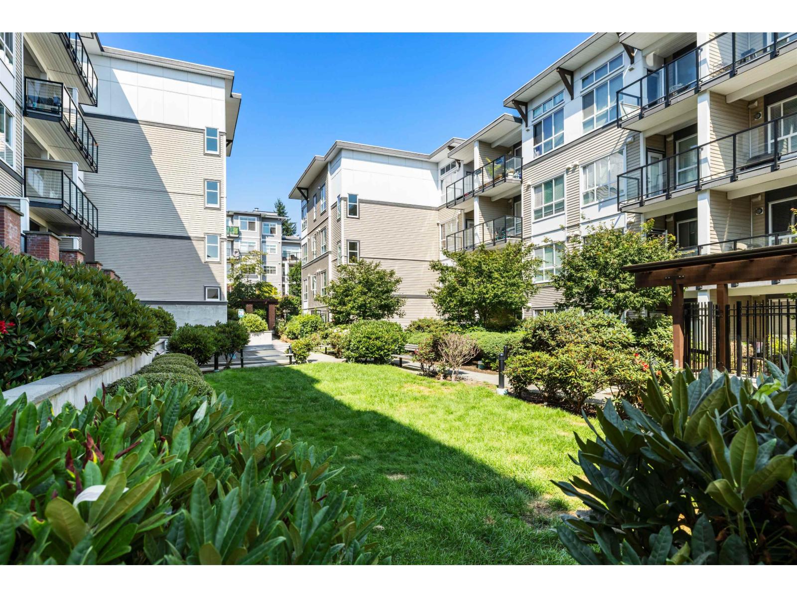 Photo 3 of 415 6438 195 A Street, Surrey BC