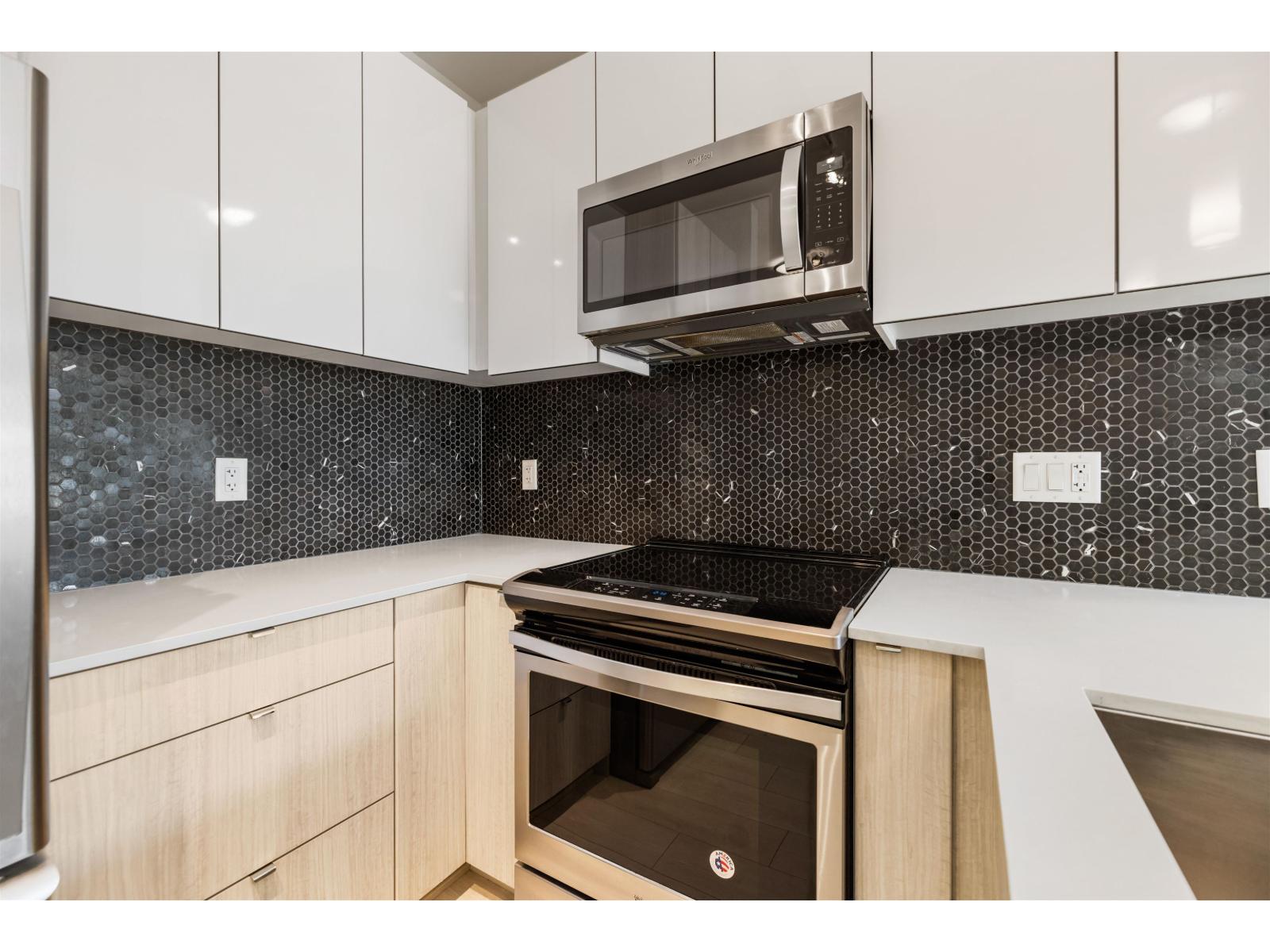 Photo 8 of 415 6438 195 A Street, Surrey BC