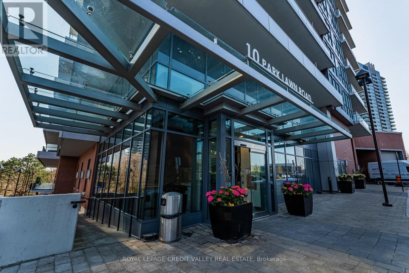 Photo 1 of 4006 10 Park Lawn Road, Toronto ON