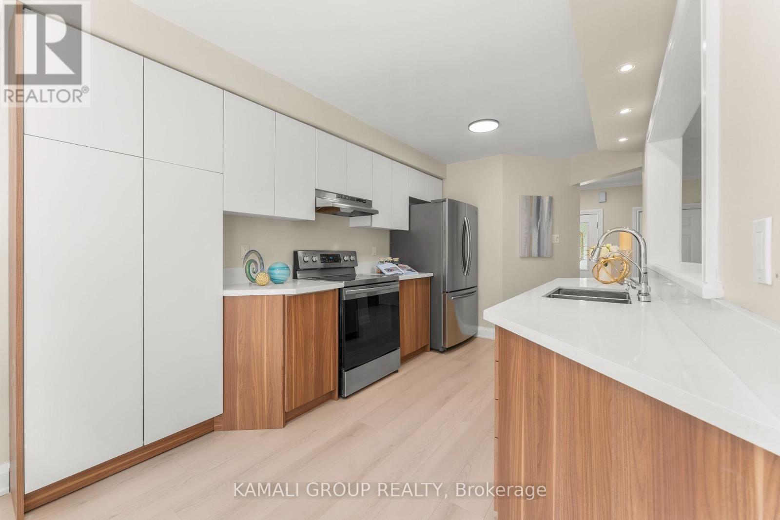 Photo 10 of 86 Prairie Rose Circle, Brampton ON