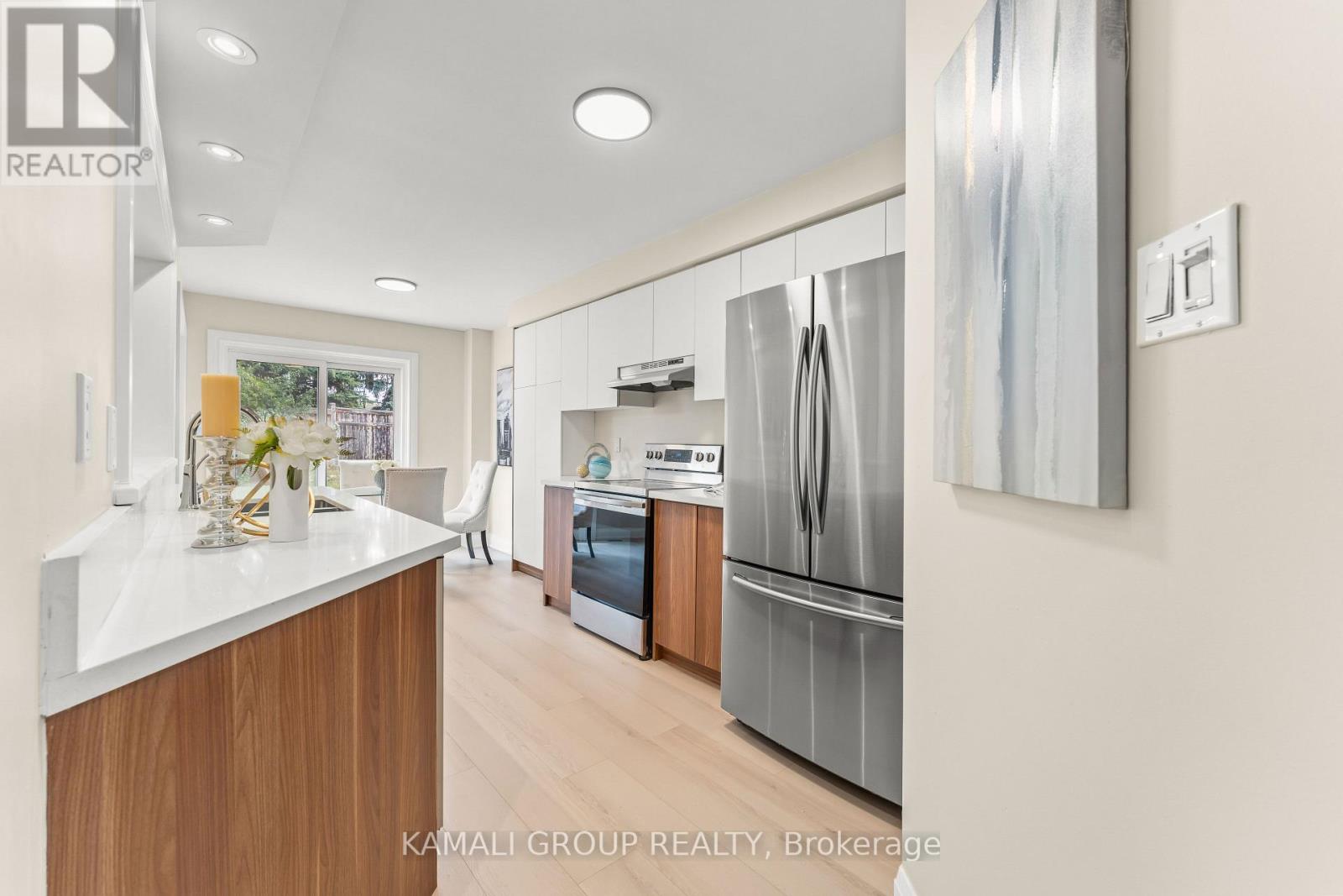 Photo 4 of 86 Prairie Rose Circle, Brampton ON