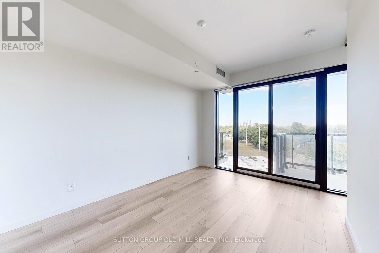 Photo 4 of 605 7 Smith Crescent, Toronto ON