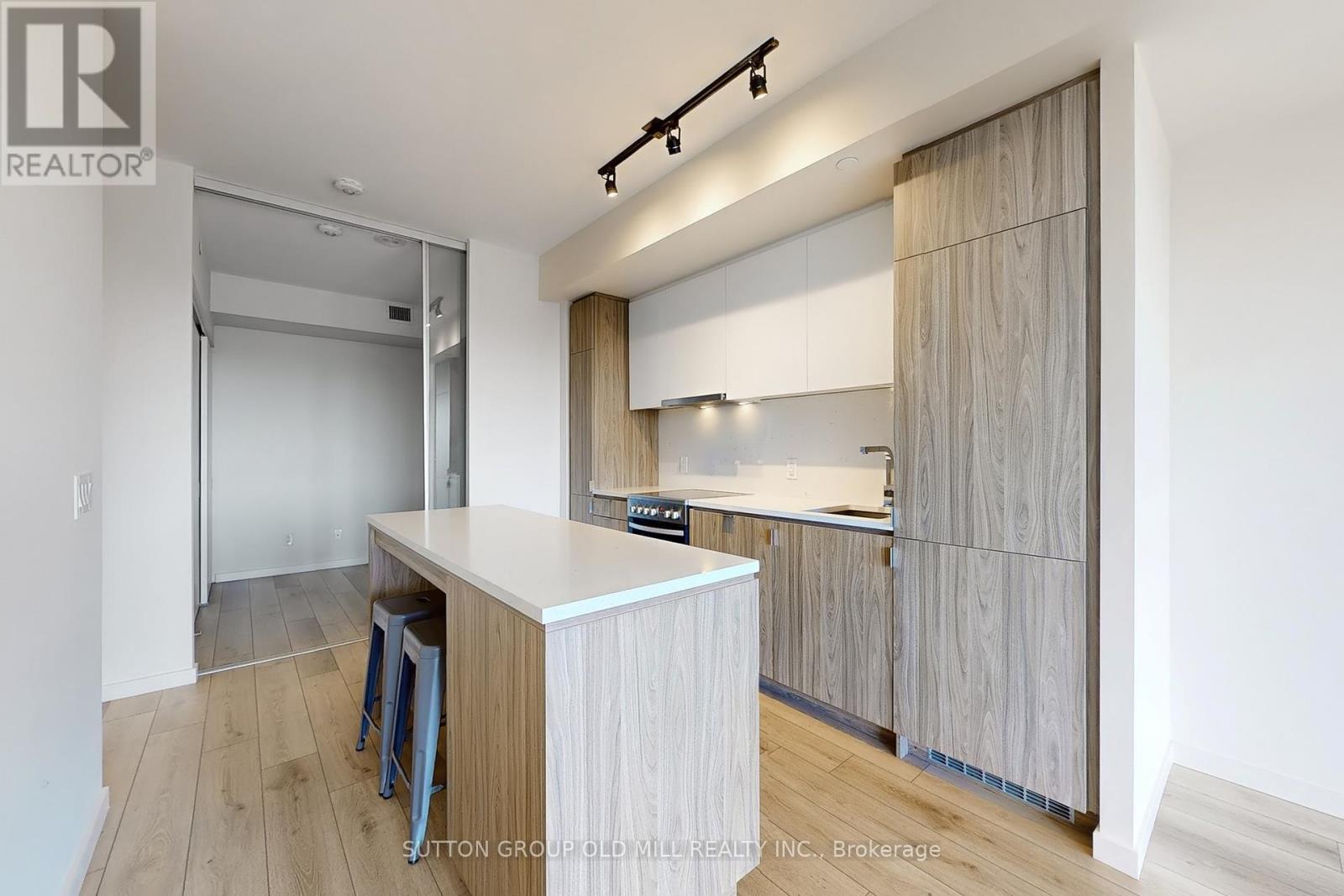 Photo 7 of 605 7 Smith Crescent, Toronto ON