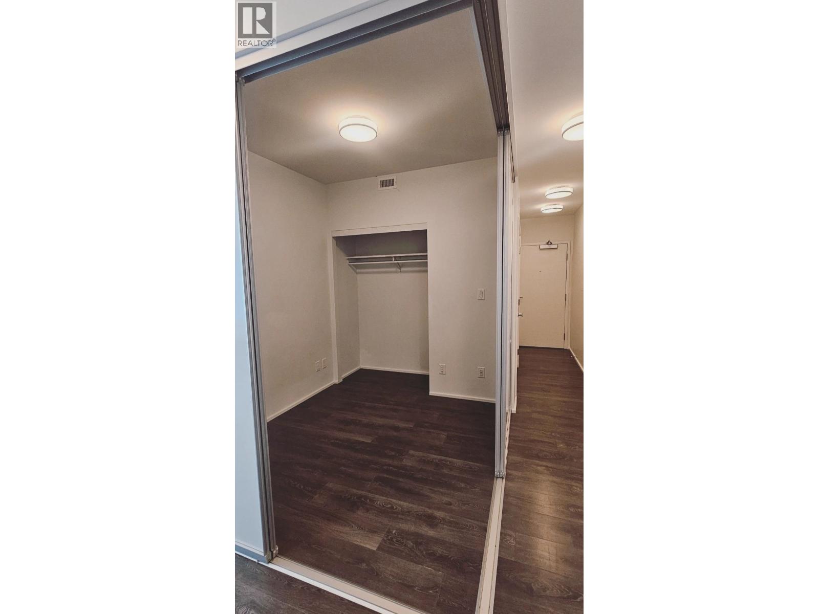 Photo 6 of 4601 1955 Alpha Way, Burnaby BC