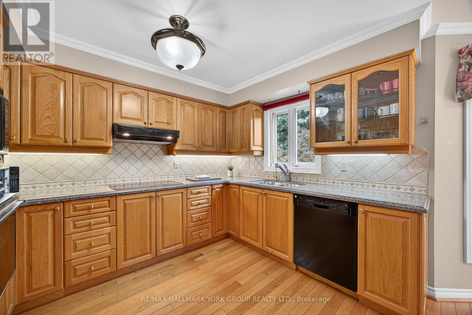 Photo 12 of 64 Craigleith Crescent, Richmond Hill ON