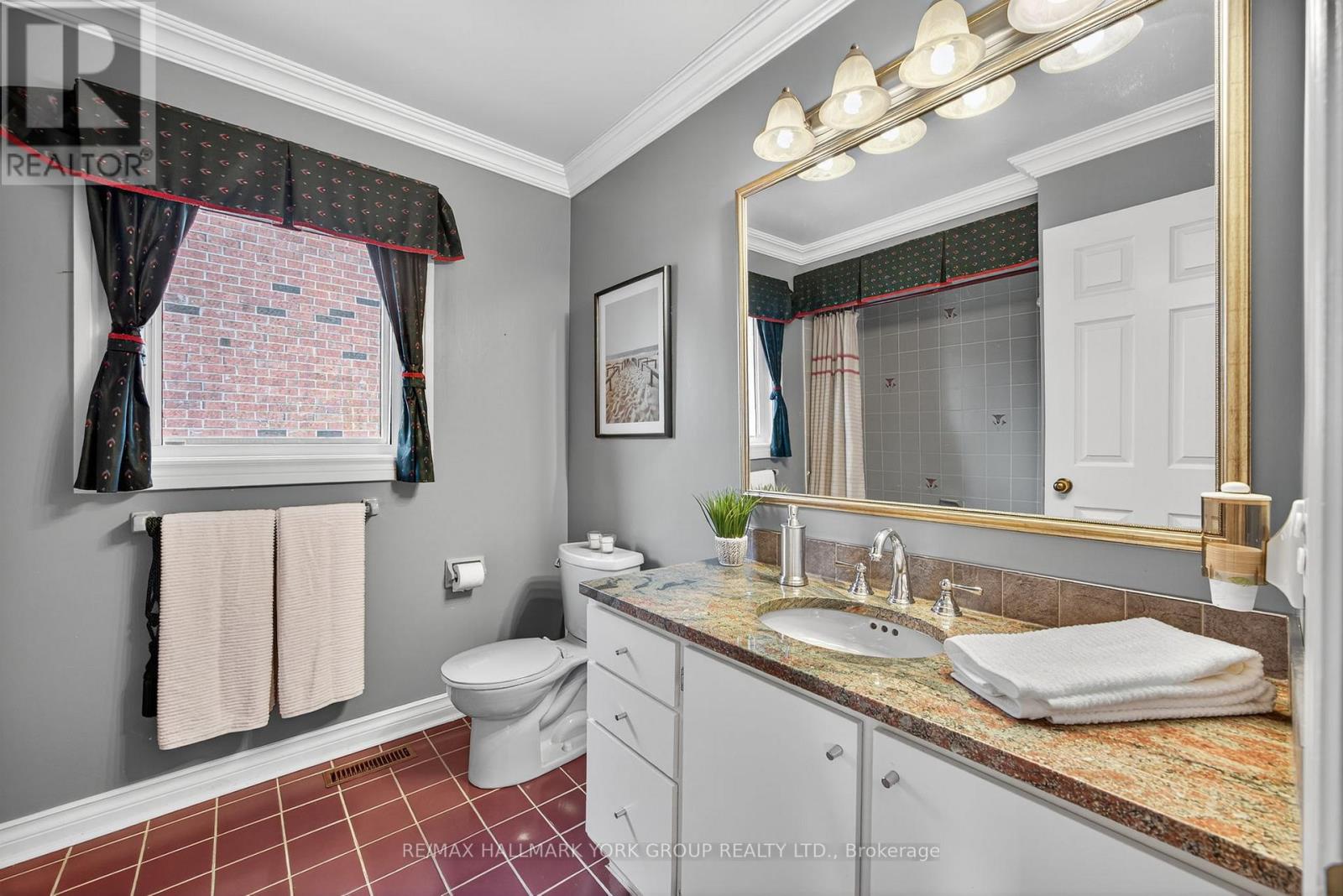 Photo 34 of 64 Craigleith Crescent, Richmond Hill ON