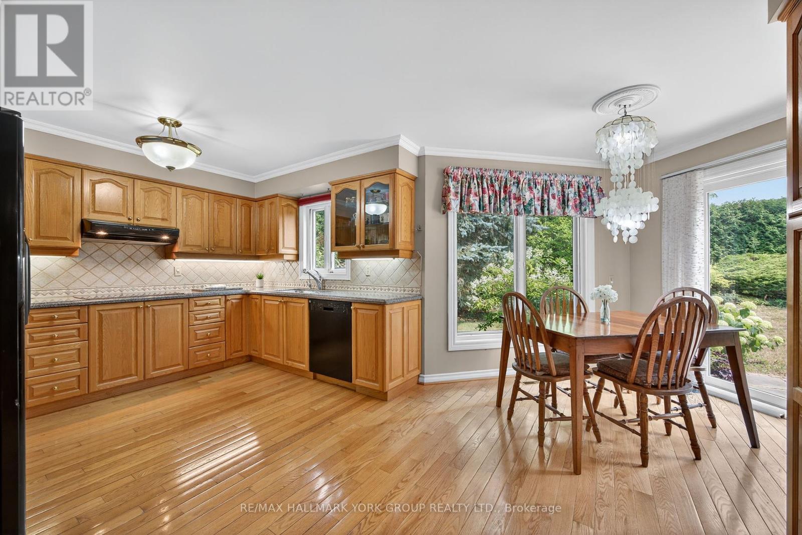 Photo 11 of 64 Craigleith Crescent, Richmond Hill ON