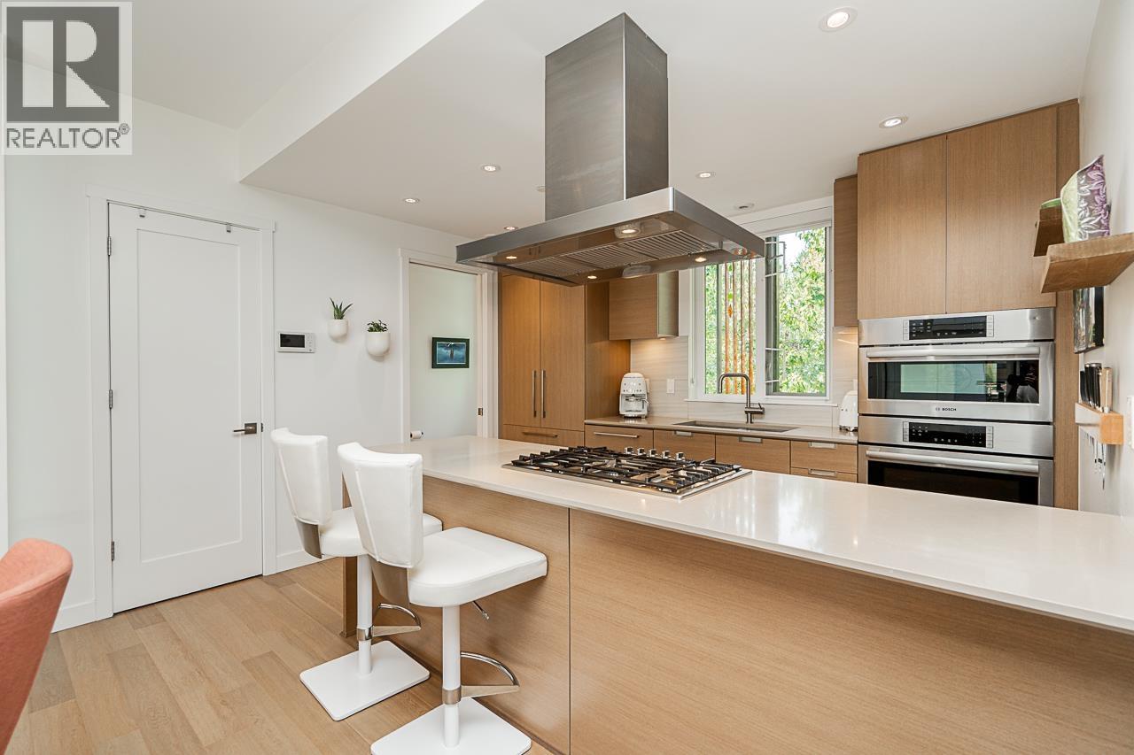 Photo 10 of 102 1205 Harold Road, North Vancouver BC