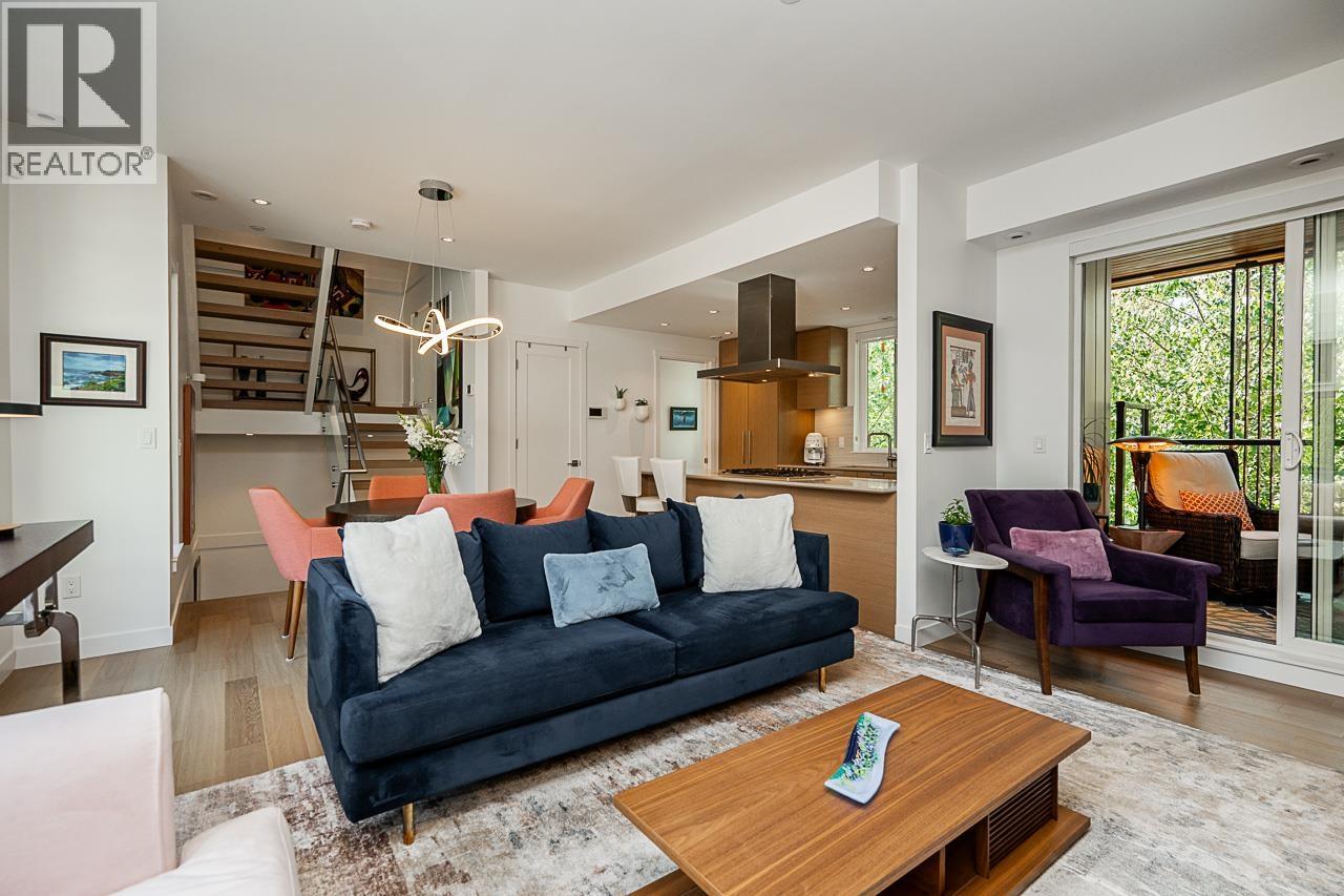 Photo 4 of 102 1205 Harold Road, North Vancouver BC