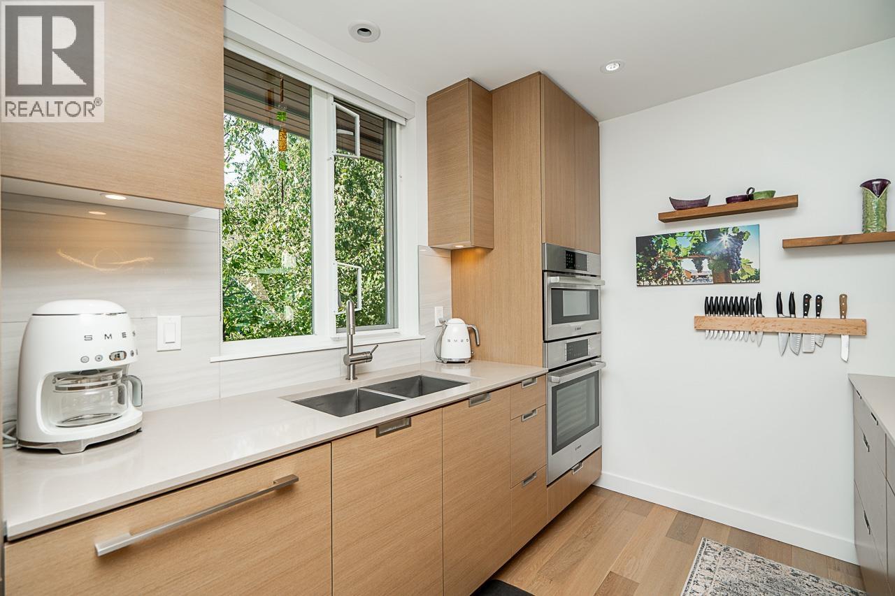 Photo 8 of 102 1205 Harold Road, North Vancouver BC