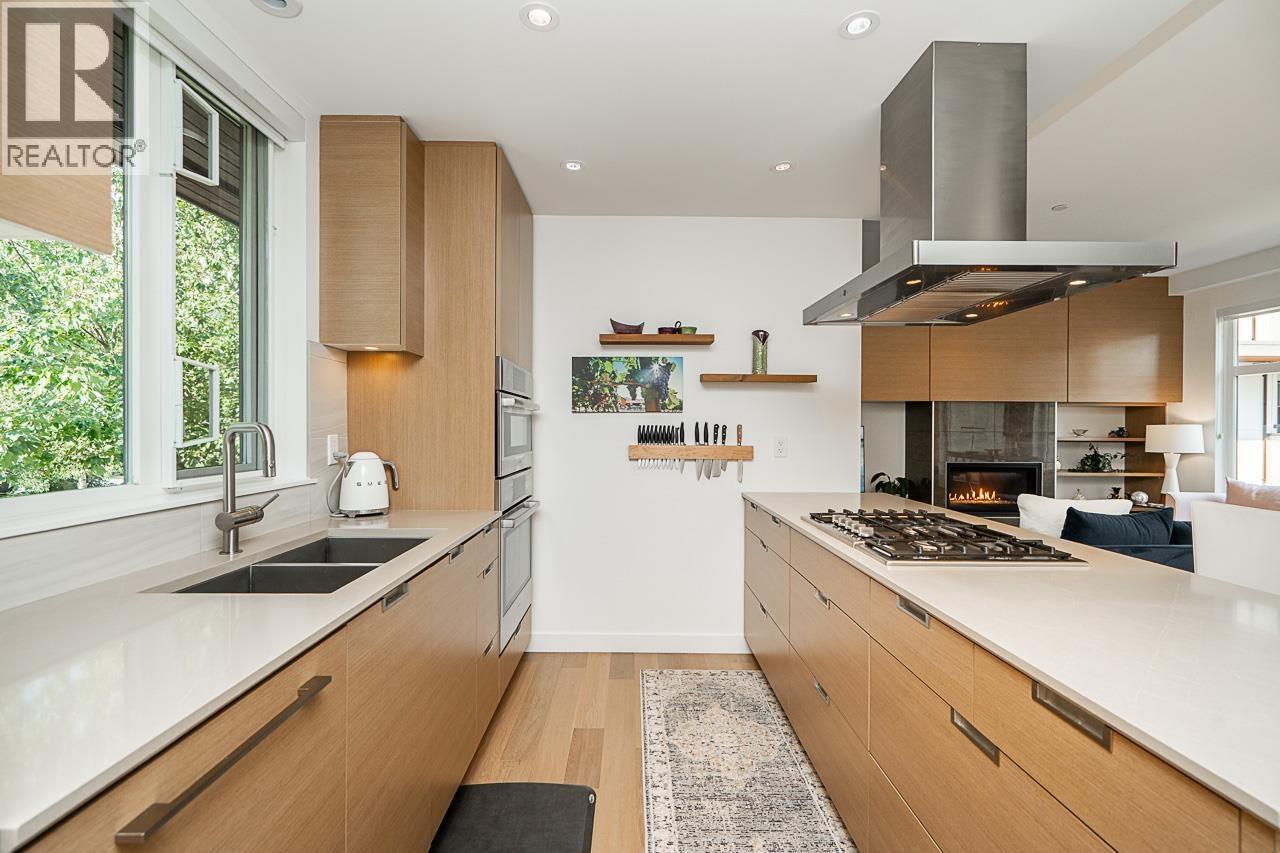 Photo 9 of 102 1205 Harold Road, North Vancouver BC