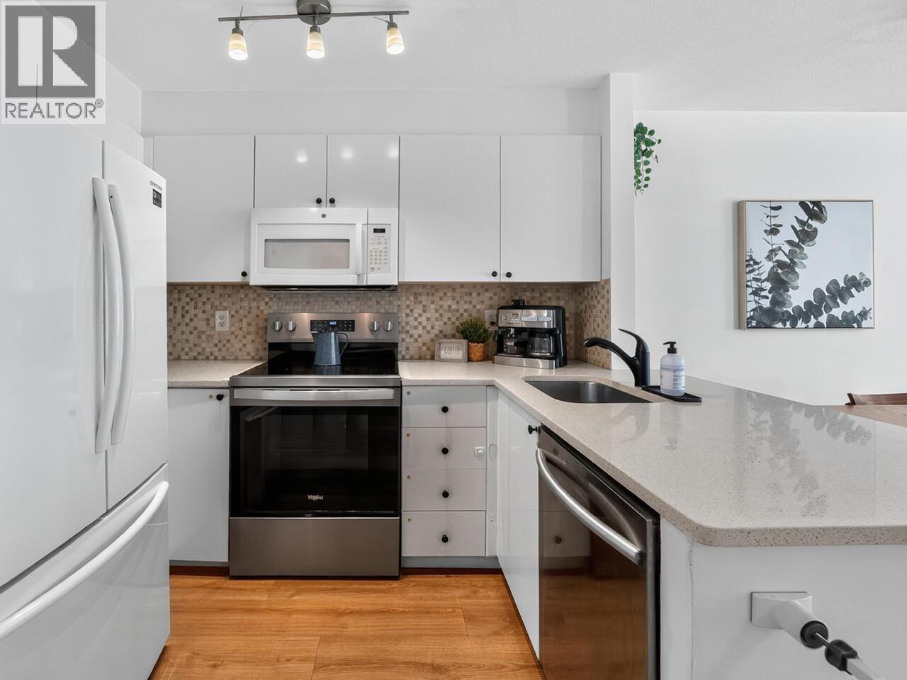 Photo 3 of 302 2388 Triumph Street, Vancouver BC