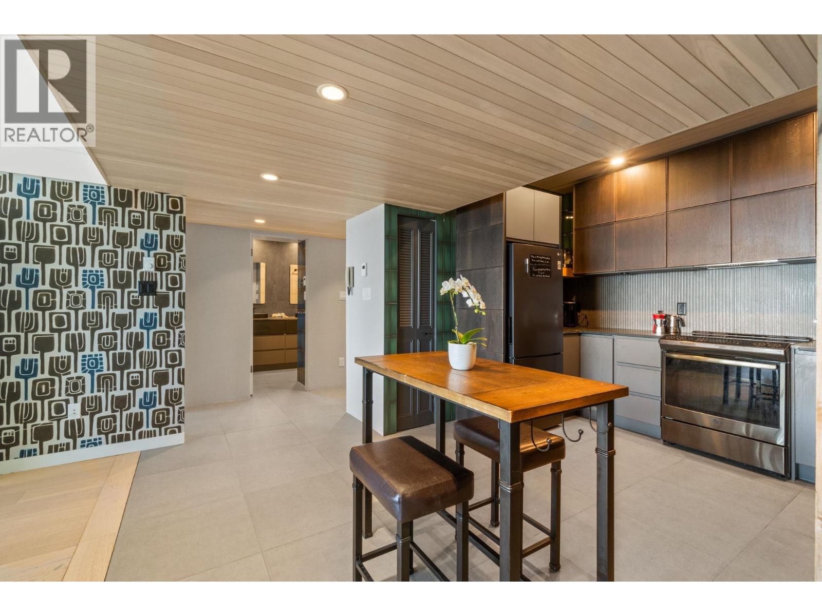 Photo 15 of 73 2212 Folkestone Way, West Vancouver BC