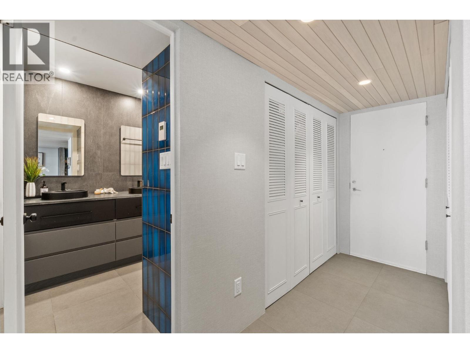 Photo 17 of 73 2212 Folkestone Way, West Vancouver BC