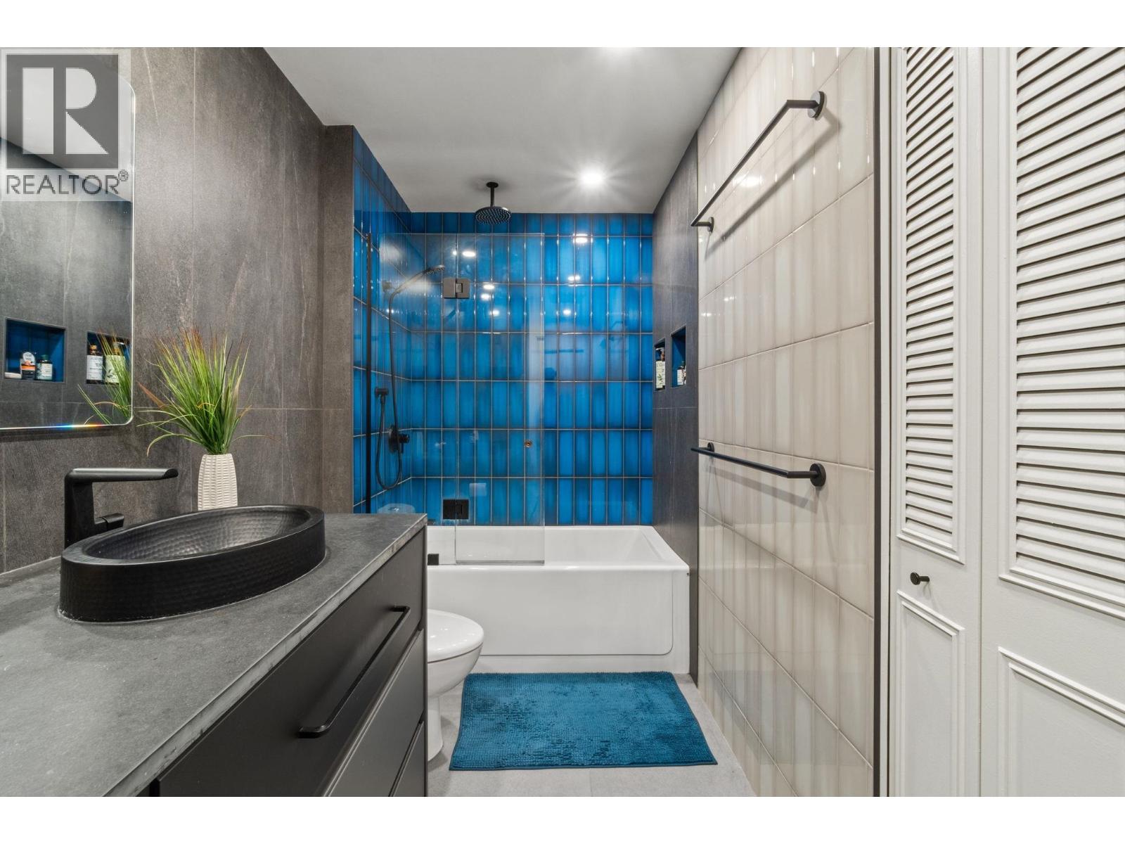 Photo 19 of 73 2212 Folkestone Way, West Vancouver BC