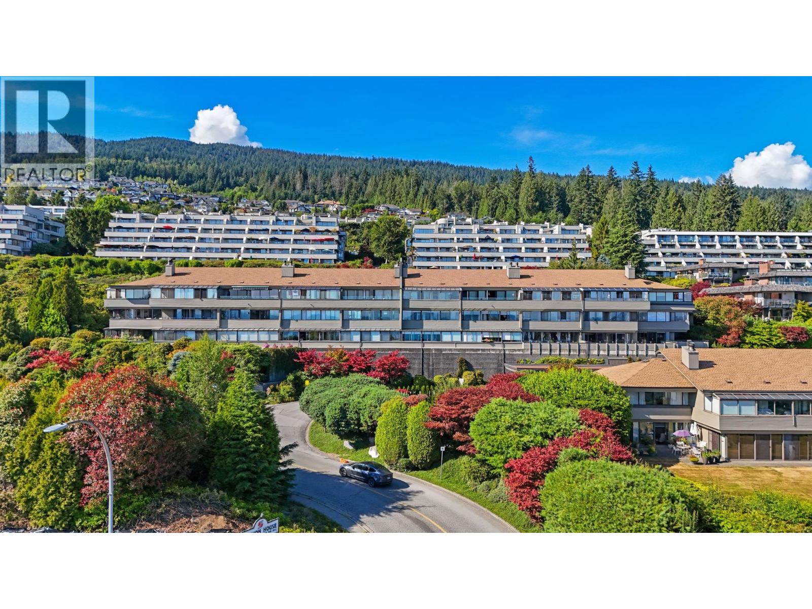 Photo 34 of 73 2212 Folkestone Way, West Vancouver BC
