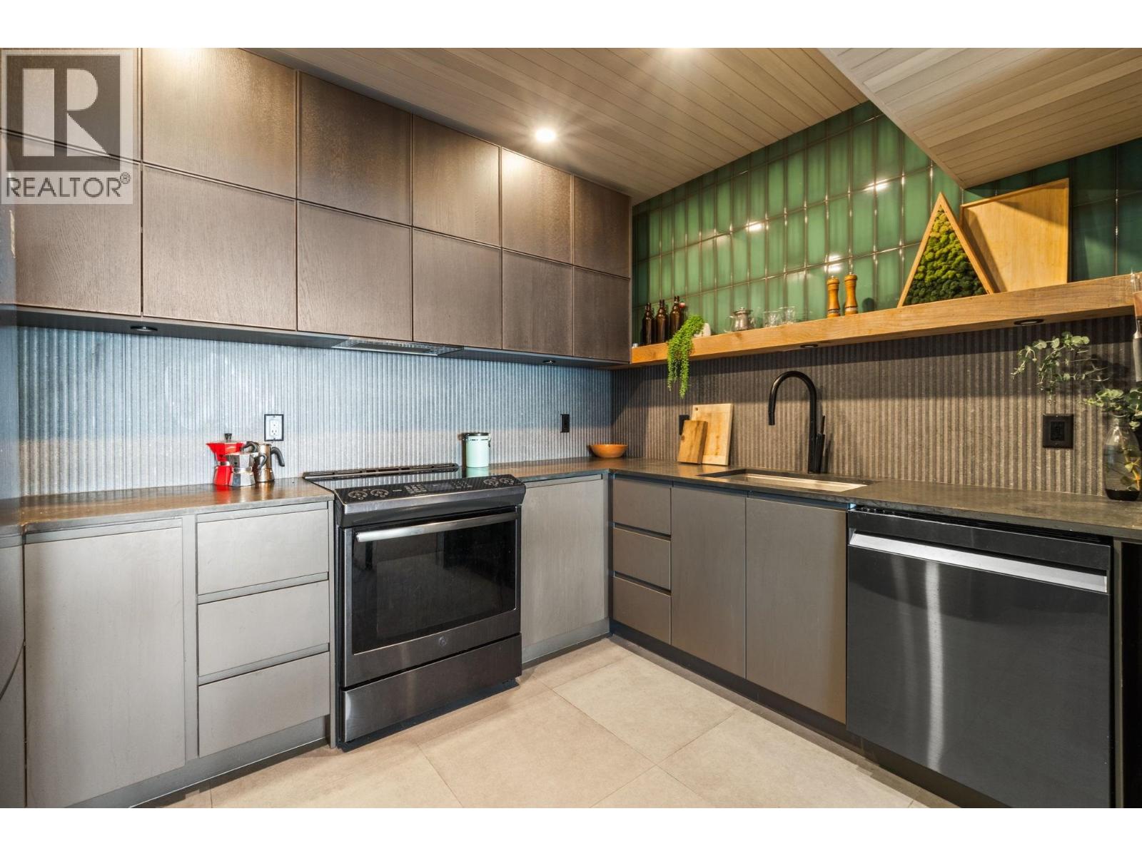 Photo 9 of 73 2212 Folkestone Way, West Vancouver BC
