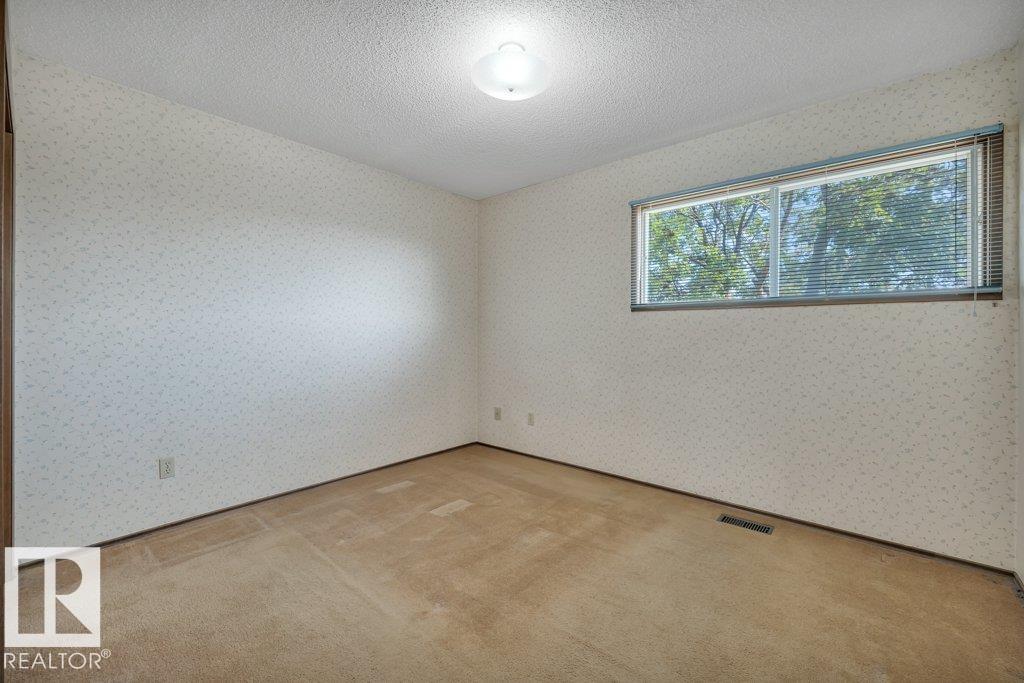 Photo 13 of 14804 35 St Nw, Edmonton AB