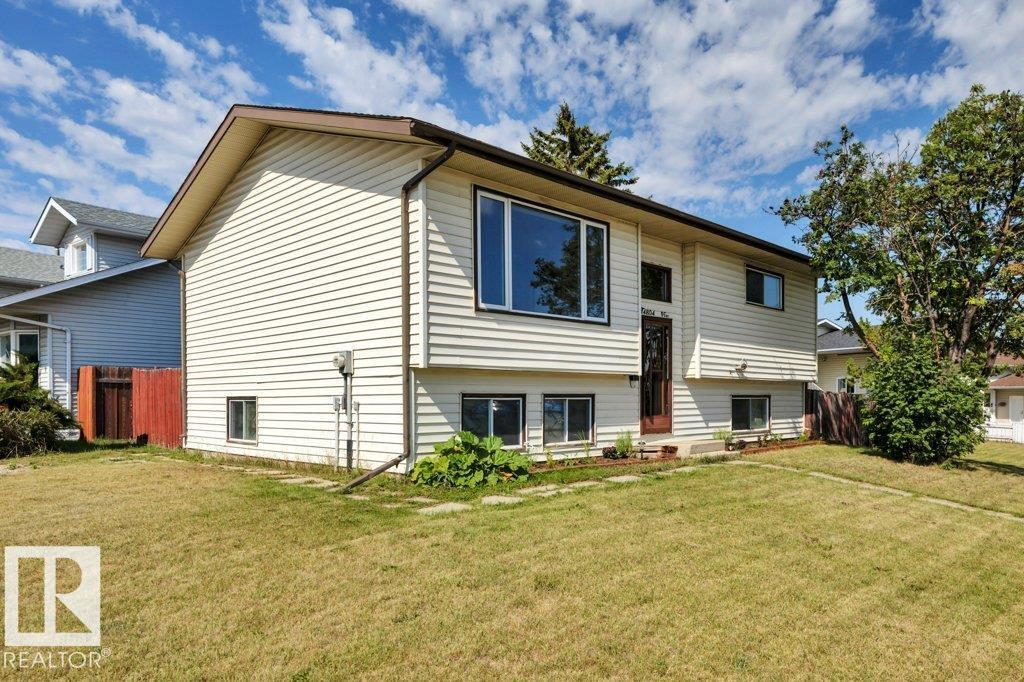 Photo 2 of 14804 35 St Nw, Edmonton AB