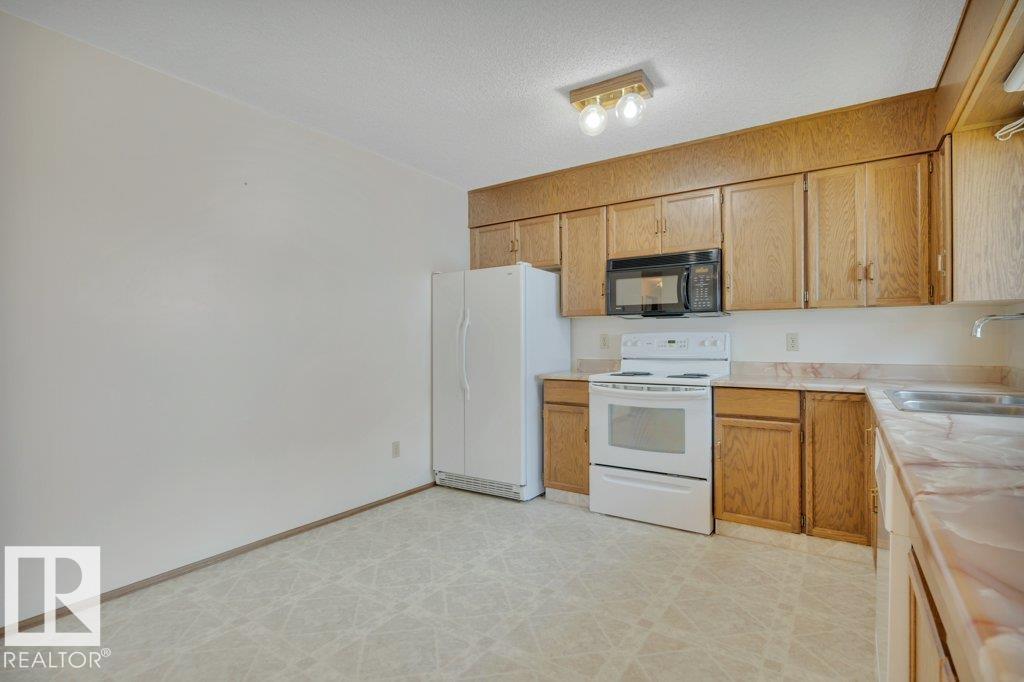 Photo 10 of 14804 35 St Nw, Edmonton AB