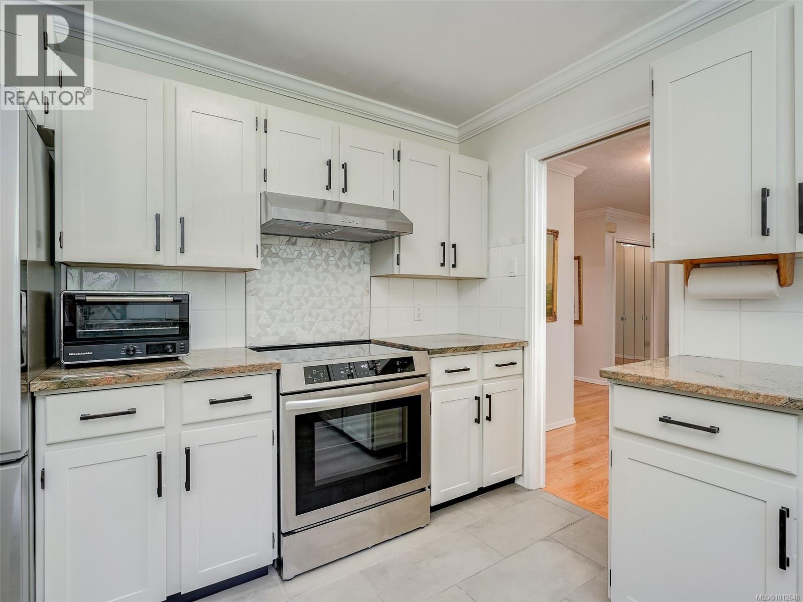Photo 8 of 4860 Excelsior Rd, Saanich BC