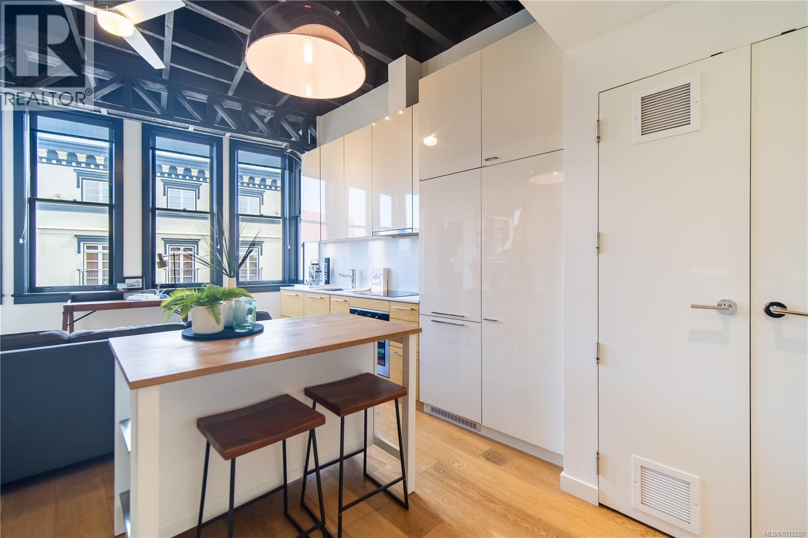 327 1610 Store Street, Victoria