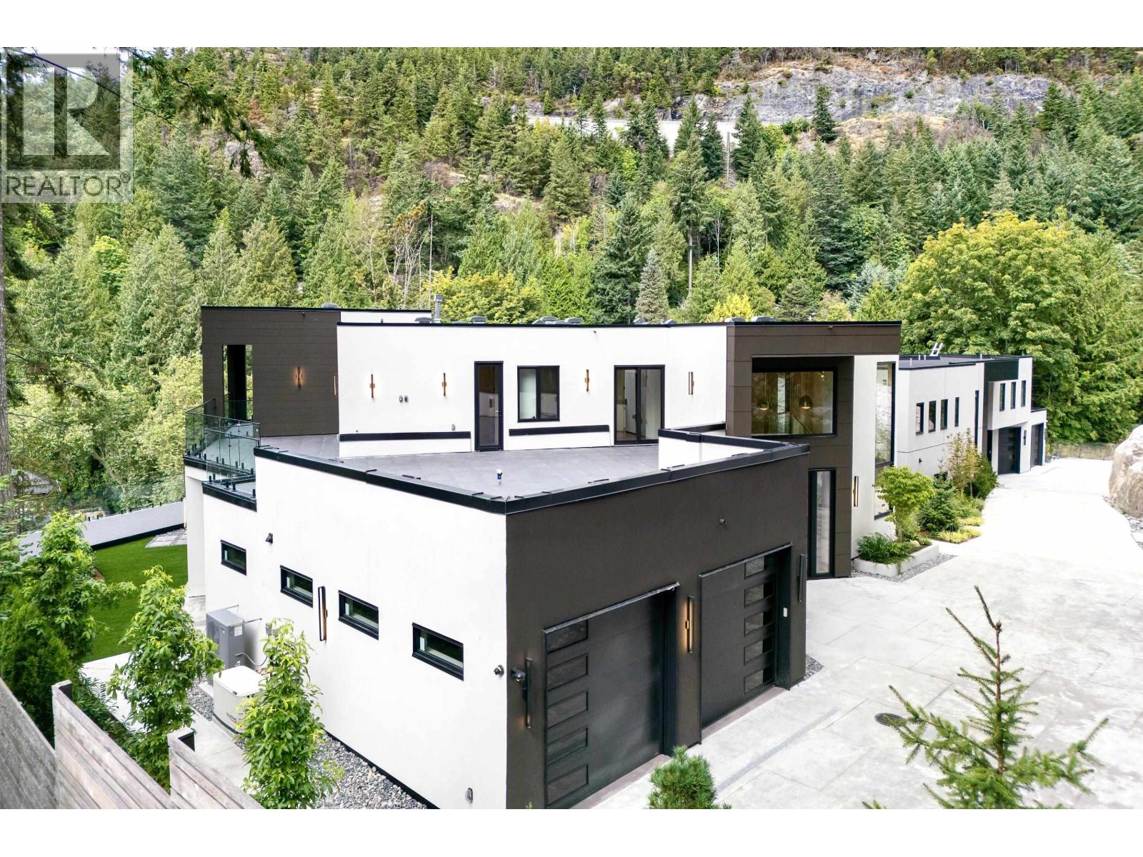 Photo 5 of 5773 Primrose Place, West Vancouver BC