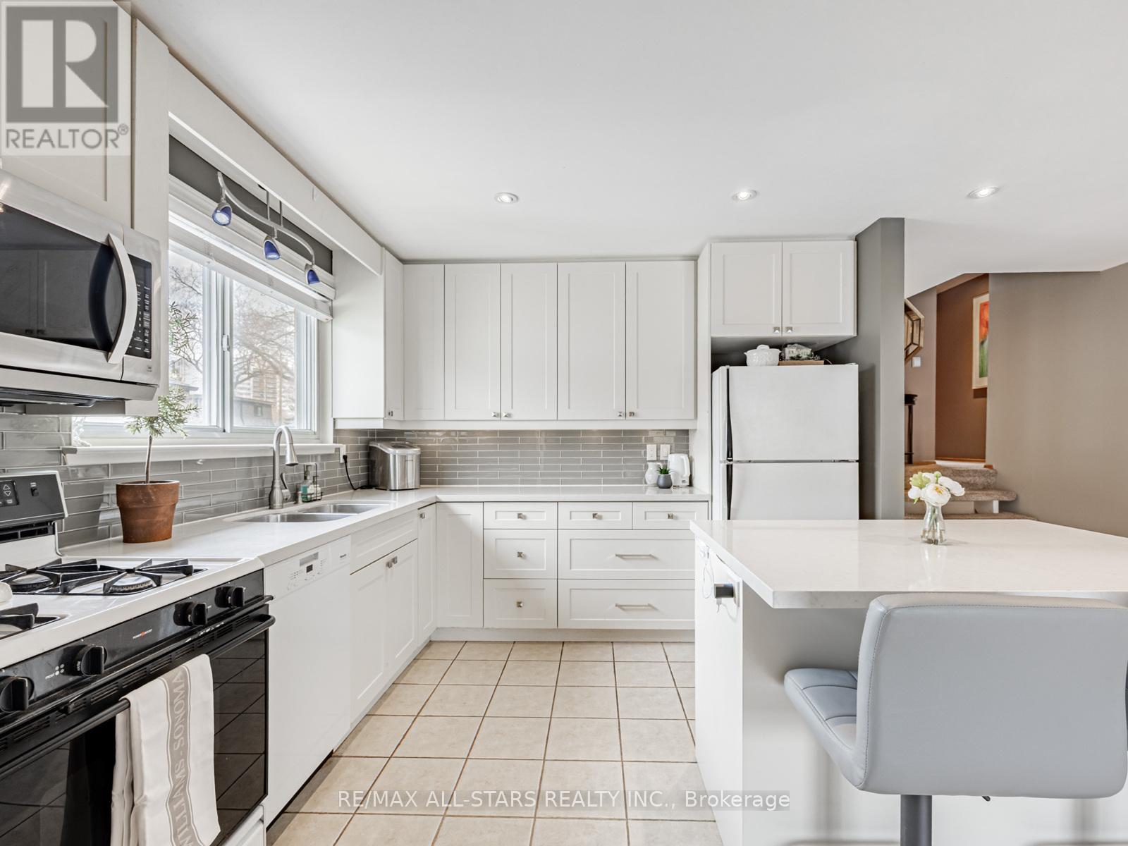Photo 15 of 220 Catalina Drive, Toronto ON