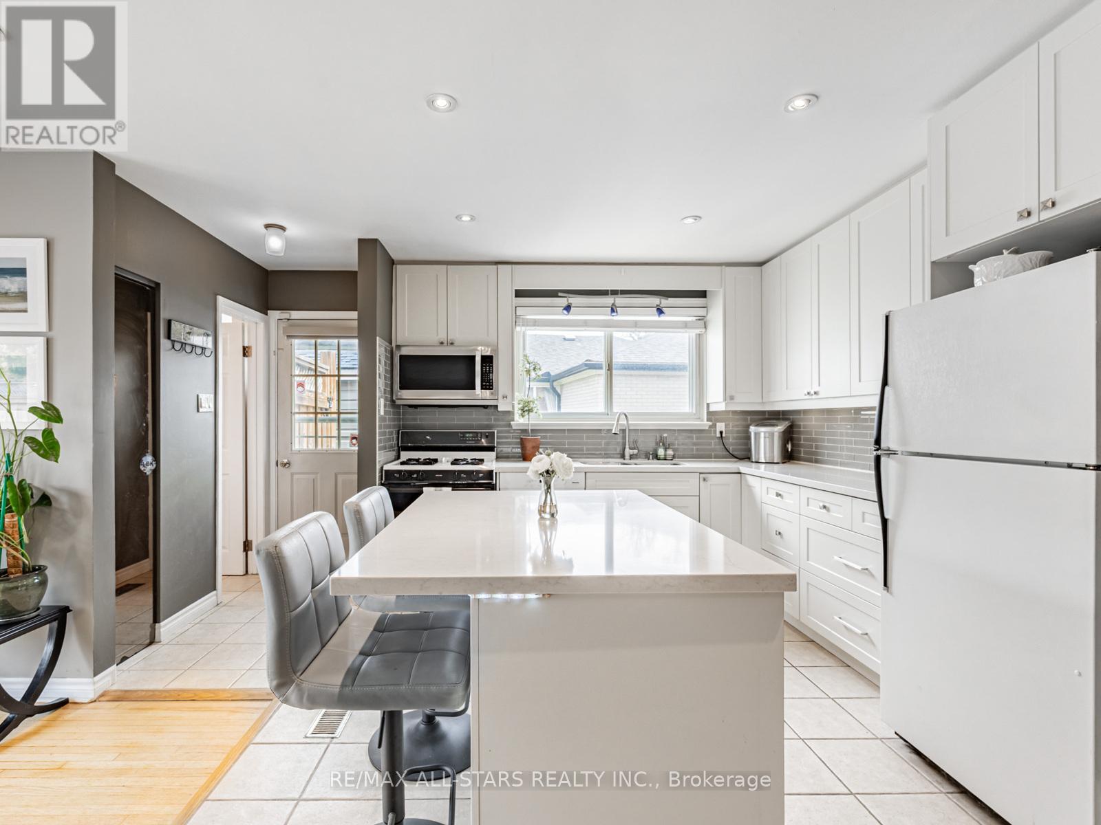 Photo 18 of 220 Catalina Drive, Toronto ON