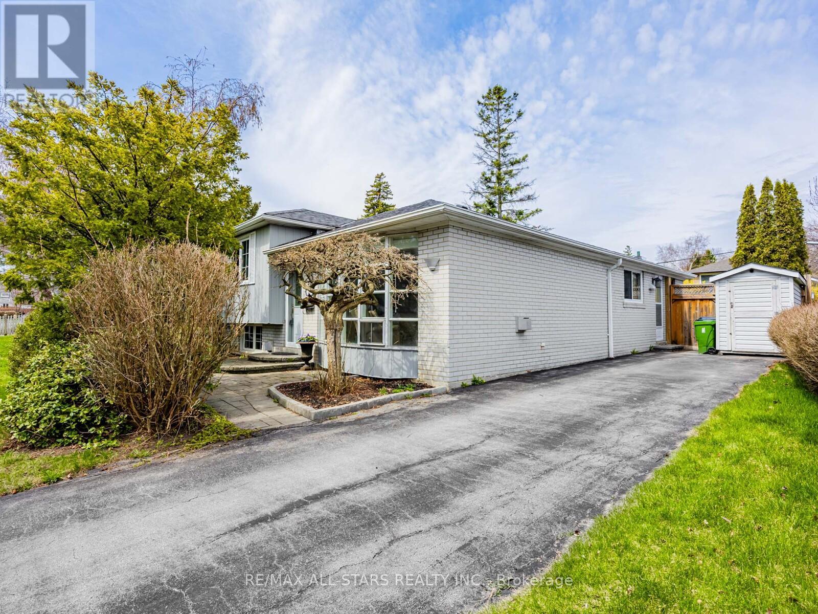 Photo 3 of 220 Catalina Drive, Toronto ON