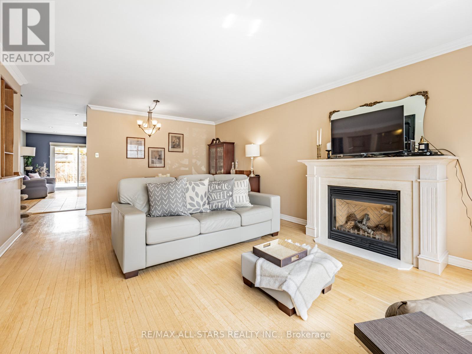 Photo 5 of 220 Catalina Drive, Toronto ON