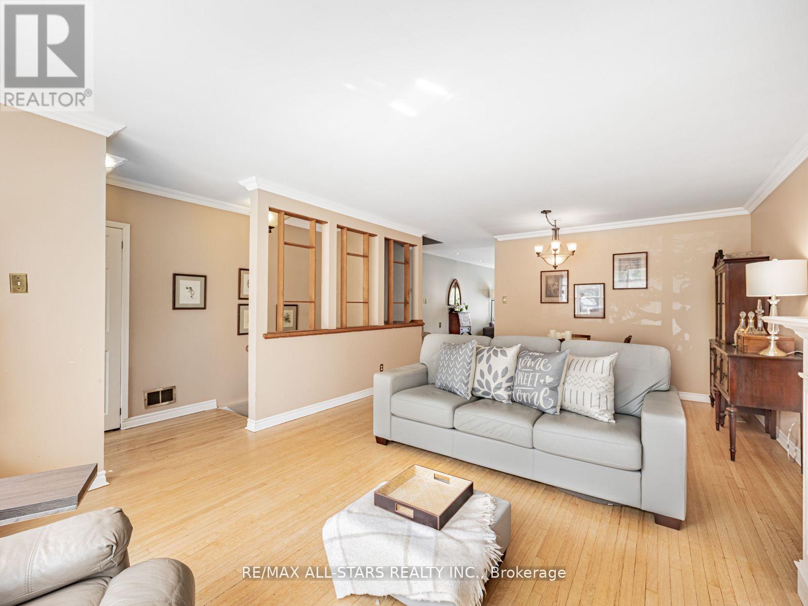 Photo 8 of 220 Catalina Drive, Toronto ON