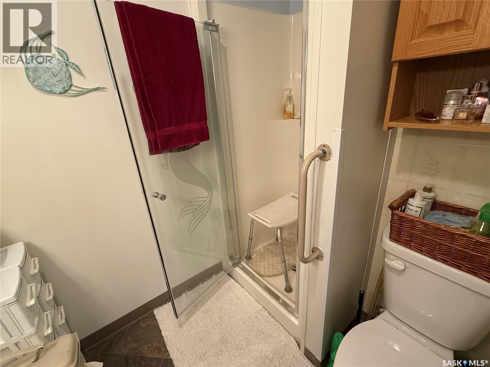 Photo 10 of 705 1st Avenue Nw, Weyburn SK